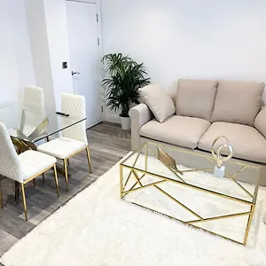Beautiful Flat In Windsor Court Apartment